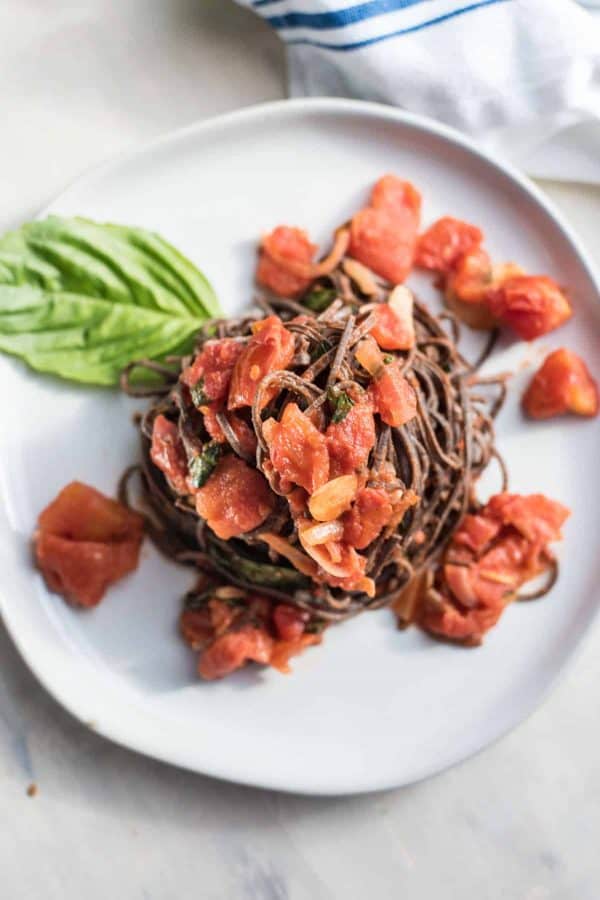 https://hungerthirstplay.com/wp-content/uploads/2017/12/Garlicky-Diced-Tomato-Black-Bean-Spaghetti-4-600x900.jpg