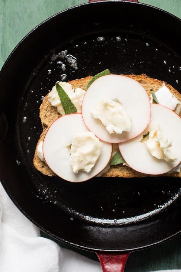 ingredients for brie grilled cheese in a cast iron pan