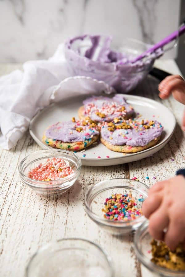 kids decorating sprinkle cookie