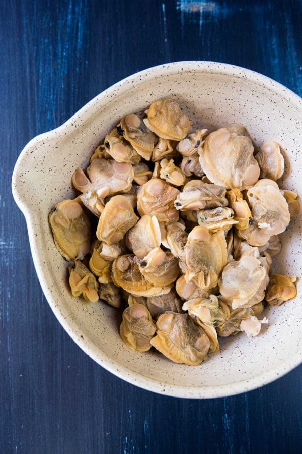 bowl full of cooked clams out of shell