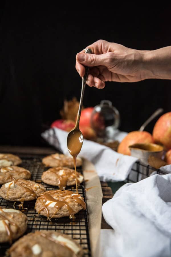 drizzling caramel over cookies