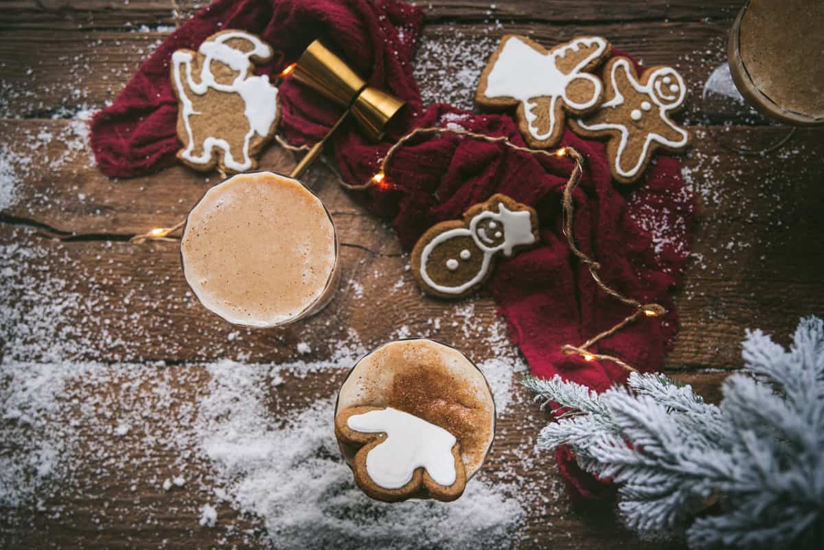 overhead photo of gingerbread martinis with gingerbread cookies